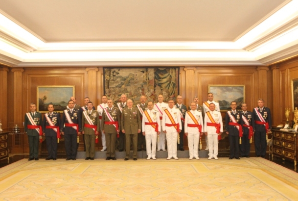 Don Juan Carlos, con los generales de división y vicealmirantes